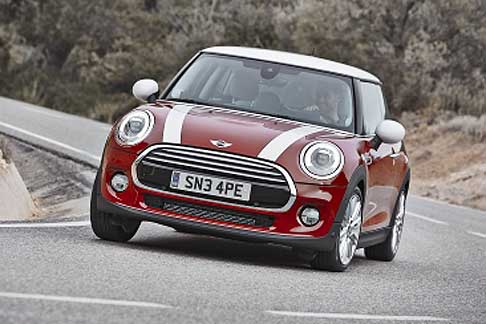 Mini - Mini Cooper Model Year 2014 guida sportiva su strada