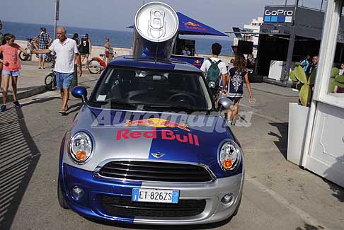 Tuffi alta quota Polignano a Mare - Mini show car al Red Bull Cliff Diving 2017 a Polignano a Mare