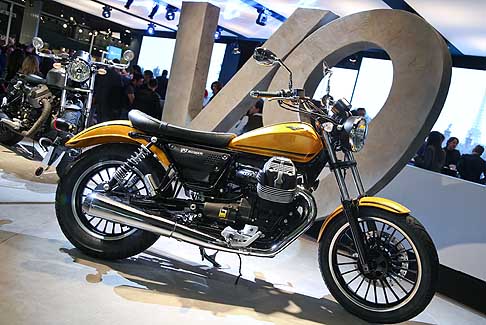 Piaggio - Moto Guzzi V9 Roamer al Salone del motociclo EICMA 2015