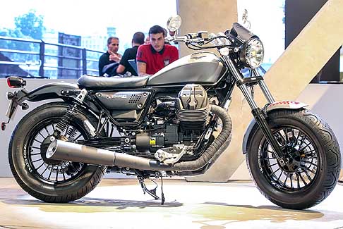 Piaggio - Moto Guzzi V9 Bobber con grandi gomme, leggera e facile da guidare, che guarda agli Stati Uniti