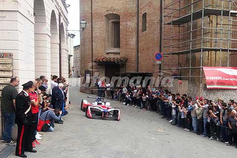 Premiato Valteri Bottas - Nick Heidfeld su Mahidra Formula E nella mini pista cittadina di Brisighella al Trofeo Lorenzo Bandini 2018