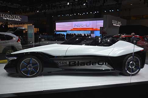 Nissan - Nissan BladeGlider Concept ca profilo laterale