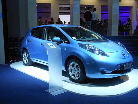 Nissan - Nissan Leaf auto elettrica per i 10 anni del salone della mobilit sostenibie H2Roma