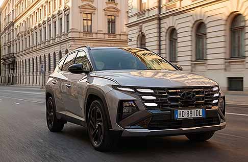 SUV 2027 - La Nuova Hyundai Tucson stupisce con il design �Parametric Dynamics� e i fari nascosti nella griglia. Il SUV si rinnova con interni digitali minimalisti, motorizzazioni ibride all�avanguardia e la massima sicurezza per viaggiare in totale comfort