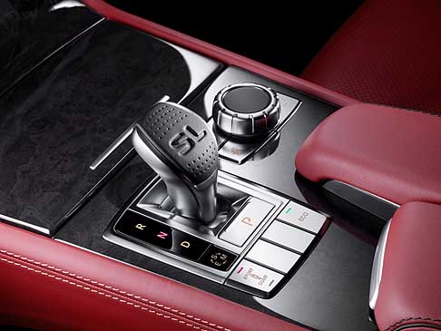 Mercedes-Benz - Nuova Mercedes Benz Classe SL interni e dettaglio del cambio con la scritta SL sul pomello