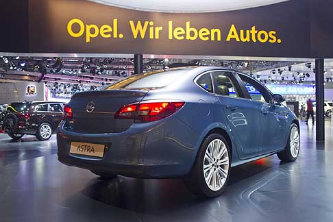 Opel - Anteprima mondiale Opel Astra Sedan retrotreno vettura al Mosca Motor Show 2012