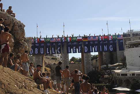 Cliff Diving a Polignano - Ponte Lama Monachile presentazioni degli atleti con le rispettive nazionalita al Red Bull Cliff Diving World Series 2015 di Polignano