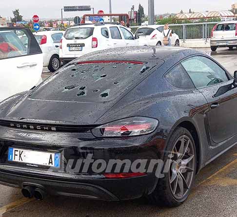 Centro Commerciale di Casammassima - Porsche 718 Cayman colpita dalla forte grandine presso il Centro Commerciale di Casammassima in provincia di Bari ex Auchan