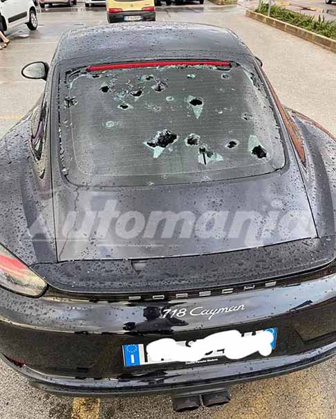 Centro Commerciale di Casammassima - Porsche 718 Cayman devastata dalla grandine nei pressi del Centro Commerciale di Casammassima in Provincia di Bari