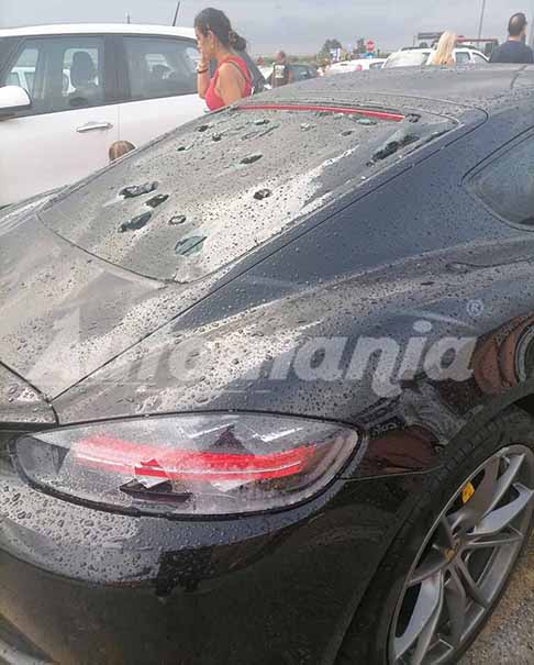 Centro Commerciale di Casammassima - Porsche 718 Cayman colpita dalla forte grandinata presso il Centro Commerciale di Casammassima - Bari