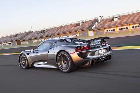 Porsche - LaFerrari Aperta sfida Porsche 918 spyder, rispettivamente con 963 CV e 887 CV