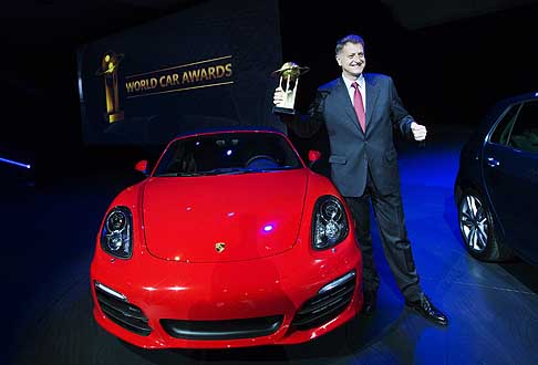 Trofei Awards - Porsche Boxster / Cayman vince il World Performance Car of the Year conil President e CEO Porsche Cars North America Detlev von Platen al New York Auto Show 2013