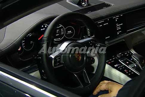 Porsche - Porsche Panamera Turbo interni con cruscotto centrale sistema Porsche Advanced Cockpit che  molto simile a quello di uno smartphone e display a LED che offre una gestione intuitiva delle funzioni