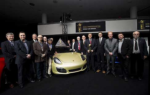 Trofei Awards - President e CEO di Porsche Cars North America Detlev von Platen con il premio World Performance Car al New York International Auto Show 2013