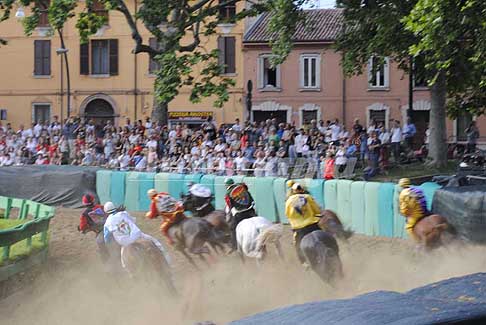 Corsa di Cavalli - Primo giro al Palio di Ferrara 2018 in Piazza Ariostea