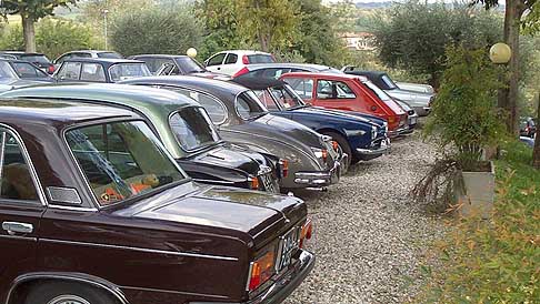 Auto Storiche - Panoramica auto storiche tra cui Fiat 125, Alfa Romeo spider 1600, Jaguar MKII del 1963 al Rally di un Weekend di Fine Estate 2012