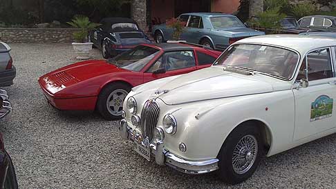 Auto Storiche - Auto storica Ferrari 328 GTS del 1986 e la Jaguar MKII del 1962 al Rally di un Weekend di Fine Estate