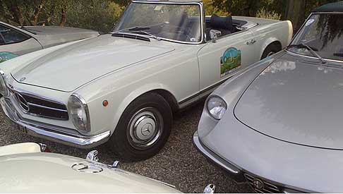 Auto Storiche - Mercedes 230 SL numero di gara 4 e lAlfa Romeo 1300 Spider anni 70 al Rally di un Weekend di Fine Estate