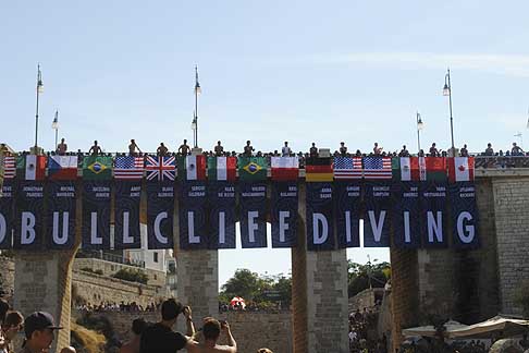 Red Bull - Red Bull Cliff Diving World Series 2015  iniziato con lesibizione del tuffatori, uomini e donne, in fila sul ponte