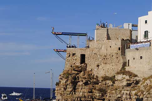 Red Bull - Red Bull Cliff Diving World Series 2015 con tuffarsi da 27 m di altezza per i concorrenti maschi