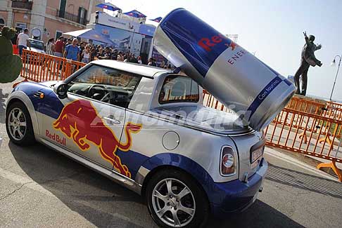 Tuffi alta quota Polignano a Mare - Red Bull mini Pick Up Show Car a Polignano a Mare per il Red Bull Cliff Diving 2017