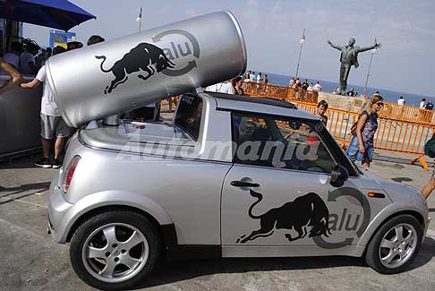 Tuffi alta quota Polignano a Mare - Red Bull Mini Pick-Up e statua di Domenico Modugno a Polignano a Mare per il Red Bull Cliff Diving 2017