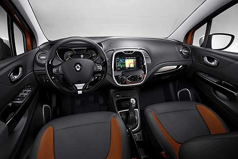 Renault - Renault Captur crossover inteni con il nuovo sistema di connettivit Renault R-Link dotato di touch screen e con sistema audio a sei altoparlanti integrato