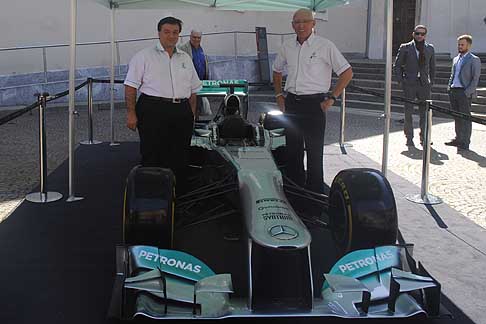 Petronas Syntium Coolteck - Responsabili Petronas e monoposto Mercedes con Chief Operating Office Eric Holthusen  il CEO Petronas Amir Hamzah Azizan sulla sinistra