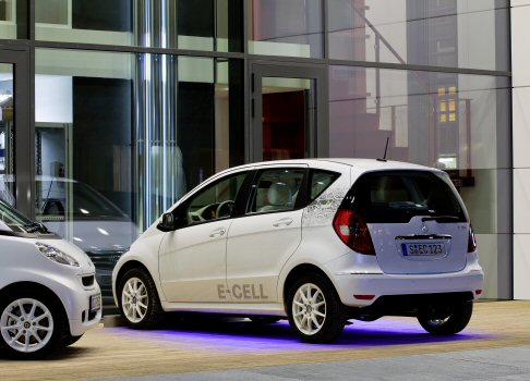 Daimler - Grazie alla sperimentazione avviata dalla tedesca Daimler, sar� possibile effettuare la ricarica del veicolo elettrico in modalit� wireless. 