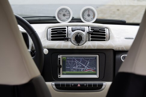 Daimler - Insieme a Conductix-Wampfler ed a R�chling Automotive KG, Daimler ha gi� sviluppato un prototipo basato su questa tecnologia per un progetto pilota promosso dal Ministero Federale dell'Ambiente e ne ha dimostrato il funzionamento. 