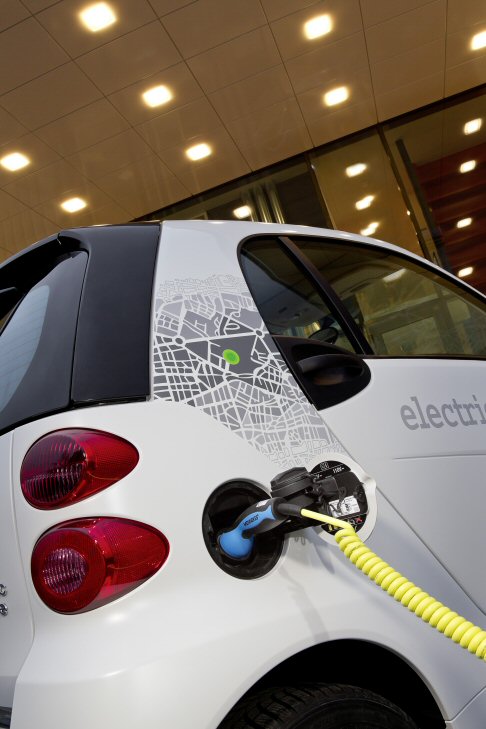 Daimler - La vettura elettrica sar impiegata a partire da marzo 2012 nel progetto Effizienzhaus-Plus mit Elektromobilitt, inaugurato il 7 dicembre dalla Cancelliera Merkel e dal Dott. Peter Ramsauer.