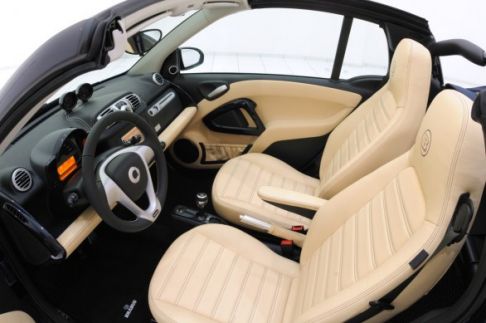 Smart - Smart Fortwo Brabus Le Bleu interni vettura. Sedili e vista interni Smart Fortwo Brabus Le Bleu