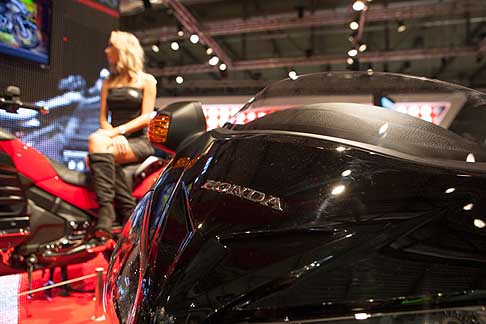 Honda - Stand Honda con il frontale della Gold Wing F8B allEicma di Milano 2012