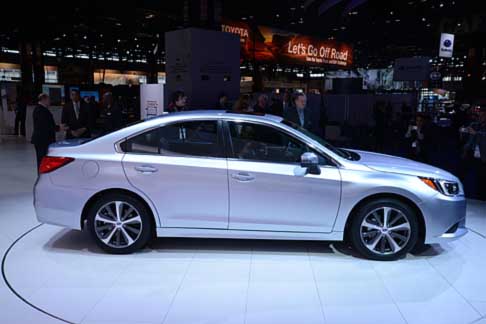 Subaru - Subaru Legacy MY 2015 ha laspetto di una berlina molto convenzionale