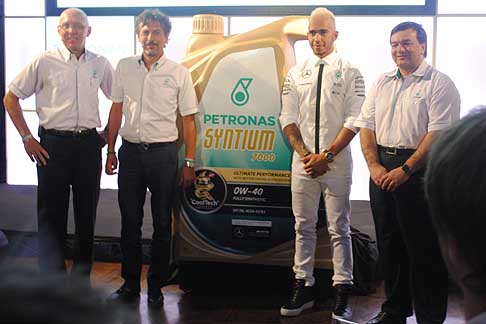 Petronas Syntium Coolteck - Syntium 7000 0W-40 fully syntetic con Lewis Hamilton e il Team dei dirigenti Petrons