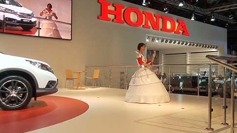 Honda - The U3-X hidden under the riders costume at the MIAS 2012