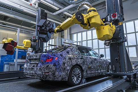 BMW - The virtual new BMW 5 Series fully automated