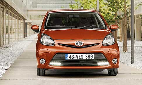 Toyota - New Toyota Aygo MY 2012 linee del frontale, caratterizzato da una nuova e pi ampia griglia nella quale saranno inserite (ma sono a pagamento) le luci diurne a Led