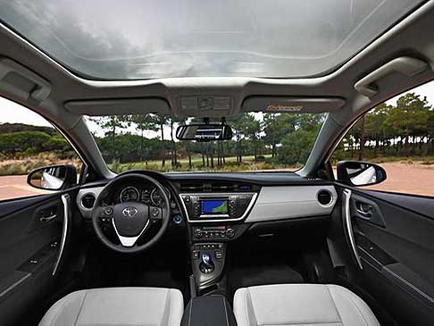 Toyota - Toyota Auris Hybrid my 2013 interni vettura con display centrale sul cruscotto e sistema Toyota Touch & Go Plus