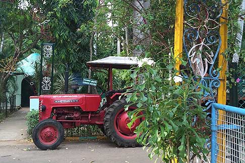 Traffico e atmosfere indiane - Tractor Mahindra B-275 fotografato a Pondicherry in India