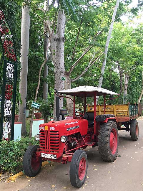 Traffico e atmosfere indiane - Tractor Mahindra B 275 agriculture