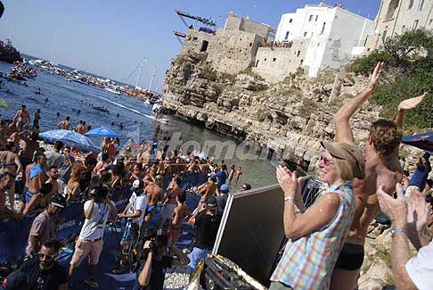 Tuffi alta quota Polignano a Mare - Trampolino da 27m Alex De Rose wildcard al Red Bull Cliff Diving 2017 a Polignano a Mare