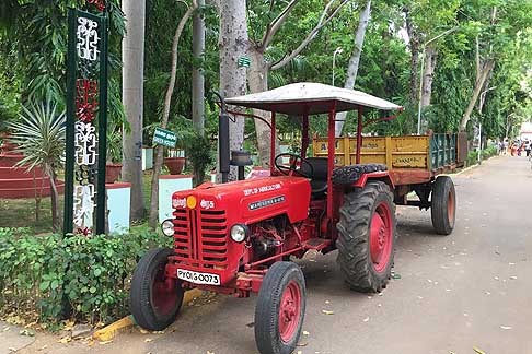 Traffico e atmosfere indiane - Trattore Mahindra B 275 avvistato a Pondicherry in India