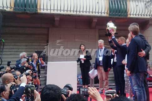 Premiato Valteri Bottas - Alzato al cielo il premio Valtteri Bottas che  il nuovo vincitore del Trofeo Lorenzo Bandini 2018