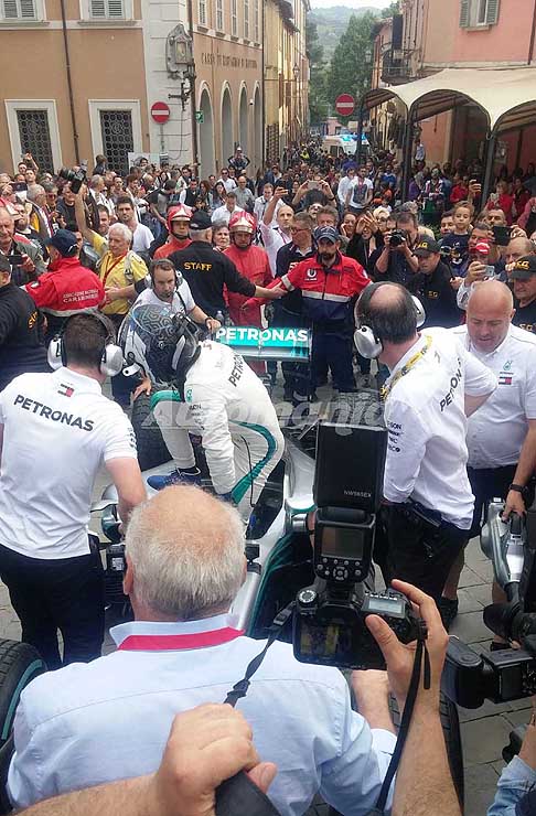 Premiato Valteri Bottas - Valtteri Bottas arrivo a Brisighella su Mercedes AMG F! 2106 al Trofeo Lorenzo Bandini 2018