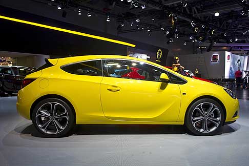 Opel - Vauxhall - Opel Astra GTC yellow MIAS 2012 il Motor Show Russo