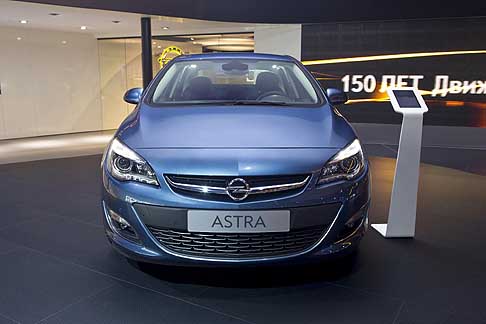 Opel - Auto Vauxhall - Opel Astra Sedan calandra al MIAS Mosca Motor Show 2012