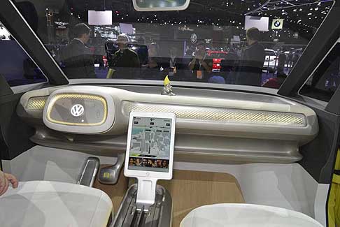 Volkswagen - Volkswagen I.D. Buzz console centrale I.D. Box, caratterizzata da un ampio tablet estraibile