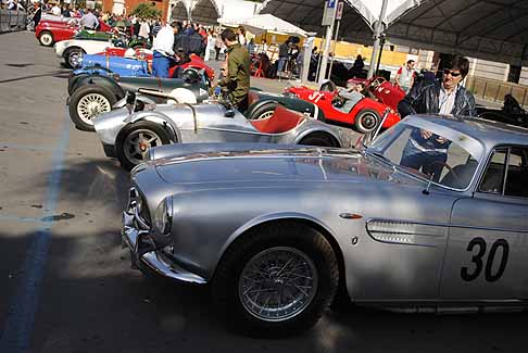 Auto storiche - Panoramica vetture d'epoca che gareggiano al GP di Bari nel 2010