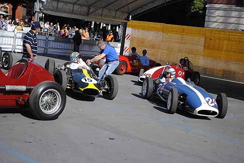 Auto depoca - Bolidi di Formula 1 si preparano per la gara